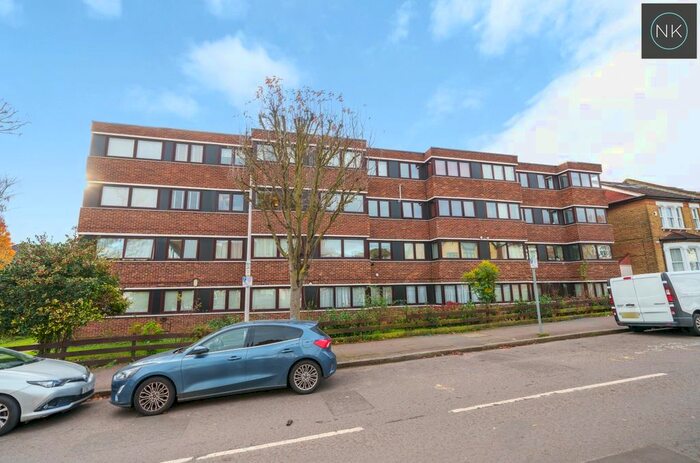 2 Bedroom Flat To Rent In Woburn Court, Bedford Road, South Woodford, London, E18
