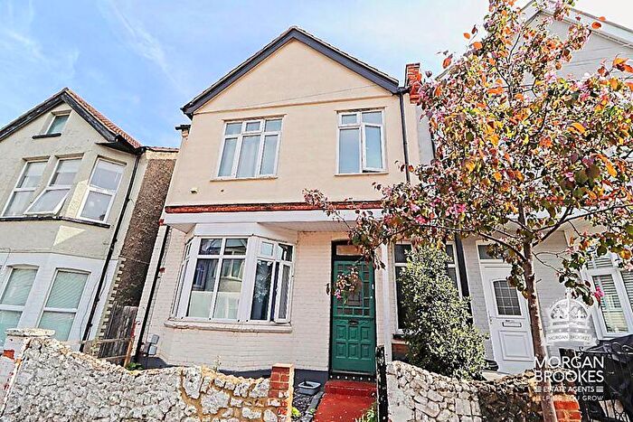 2 Bedroom Flat For Sale In Brightwell Avenue, Westcliff-On-Sea, SS0