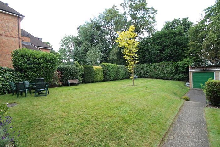 2 Bedroom Flat To Rent In High Road, Bushey Heath, Bushey, Hertfordshire, WD23