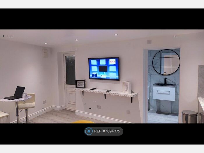 Studio To Rent In London, London, NW9