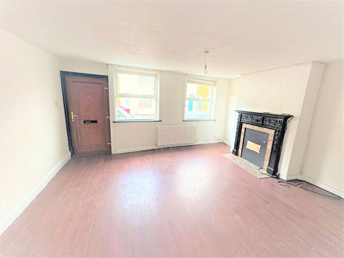 3 Bedroom End Of Terrace House To Rent In Fox Street, Gillingham, ME7