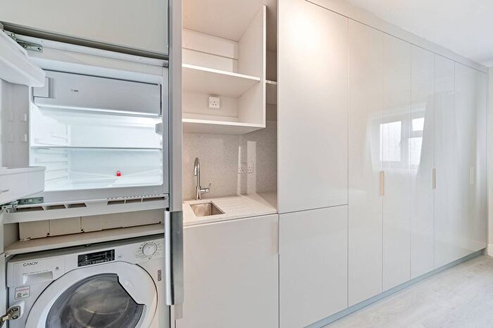 Studio To Rent In Hounslow Avenue, Hounslow, TW3