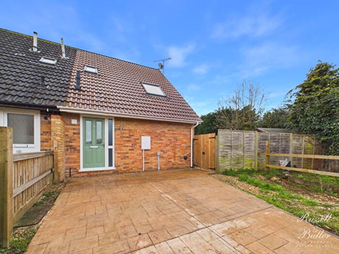 1 Bedroom Cluster House For Sale In Deerfield Close, Buckingham, Buckinghamshire, MK18