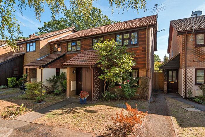3 Bedroom End Of Terrace House For Sale In Mayfield Close, Walton-on-Thames, KT12