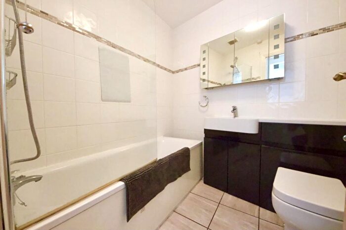 1 Bedroom Flat To Rent In Brunswick Quay, London, SE16