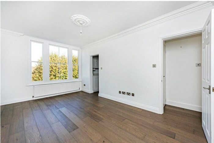 2 Bedroom Flat To Rent In Onslow Road, Richmond, TW10