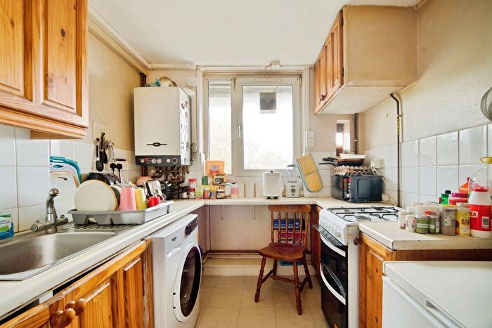 3 Bedroom Flat For Sale In Pownall Road, London, London, E8