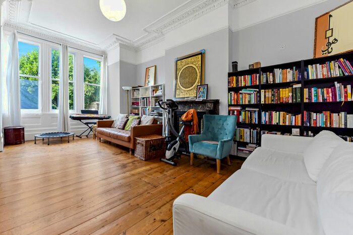 3 Bedroom Maisonette To Rent In Nightingale Lane, London, SW12