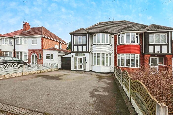 3 Bedroom Semi-Detached House For Sale In Wagon Lane, Solihull, B92