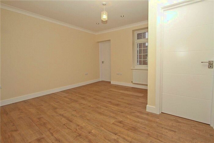 3 Bedroom Flat To Rent In Park Way, Ruislip, Middlesex, HA4