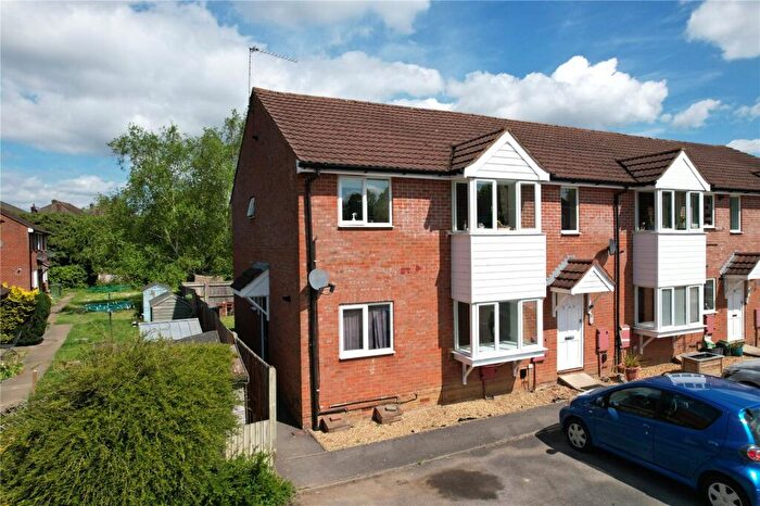 2 Bedroom Apartment For Sale In Kings Avenue, Tongham, Farnham, Surrey, GU10