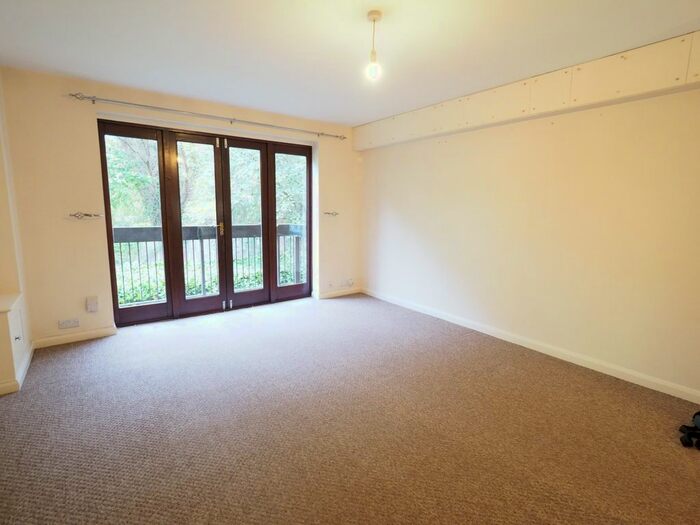 1 Bedroom Flat To Rent In The Oaks, Moormede Crscent, Staines, TW18