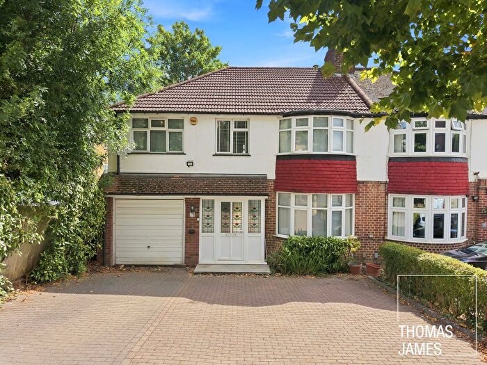 4 Bedroom Semi-Detached House For Sale In Avenue Road, London, N14