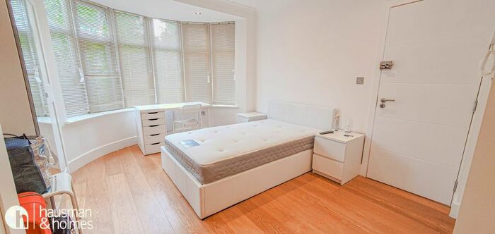Studio To Rent In Watford Way, London, NW4