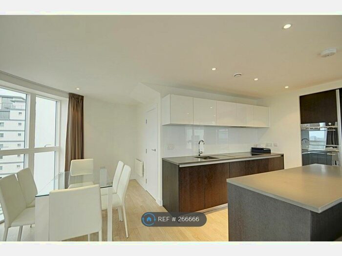 3 Bedroom Flat To Rent In Aitons House, London, TW8