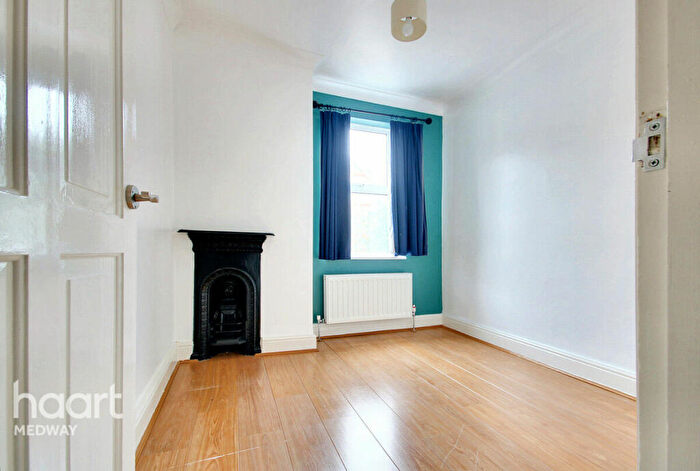 3 Bedroom End Of Terrace House For Sale In Mill Road, Rochester, ME2