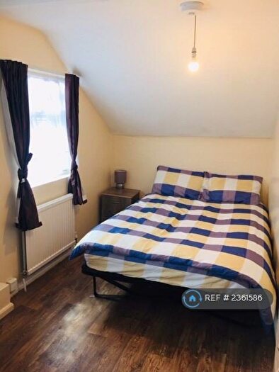 Studio To Rent In Green Lanes, London, N8