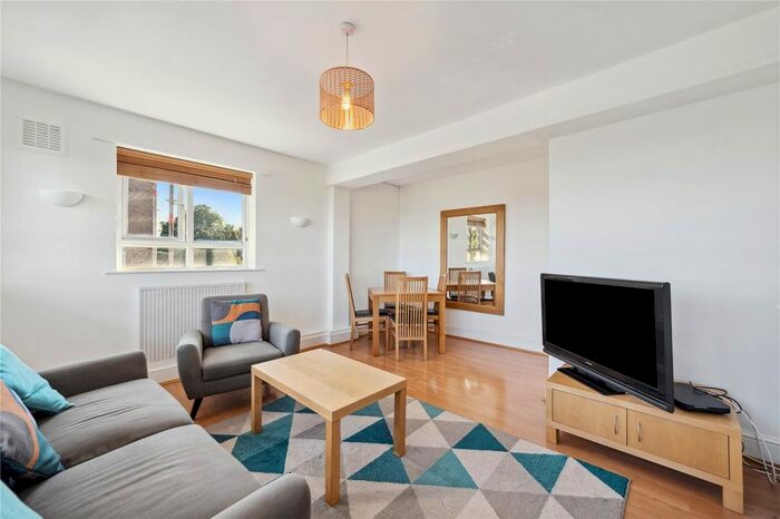 3 Bedroom Flat To Rent In Urmston Drive, Wimbledon Common, SW19