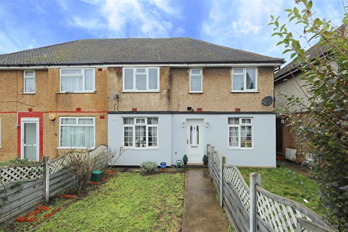2 Bedroom Maisonette For Sale In Pinewood Avenue, Hillingdon, UB8