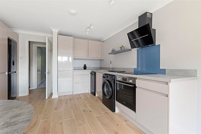 1 Bedroom Flat To Rent In Park Court, Petersfield, GU32