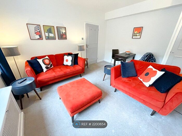 2 Bedroom Flat To Rent In Paramount Court, London, WC1E