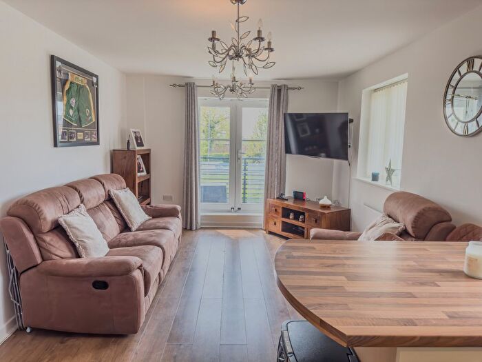 2 Bedroom Flat To Rent In Swarcliffe Approach, Leeds, LS14