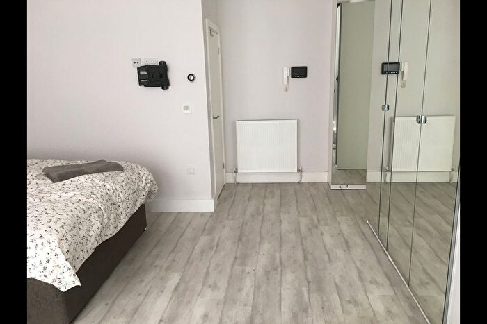 Studio To Rent In Adolphus Road, London, N4