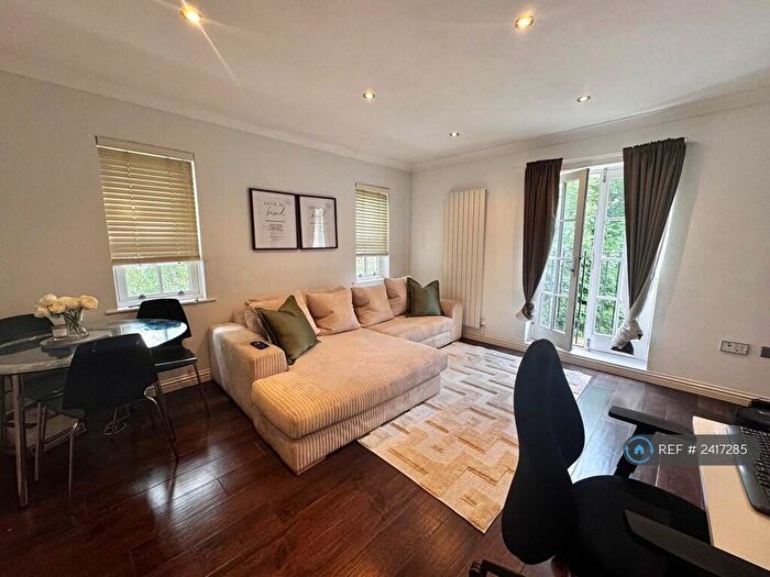 3 Bedroom Flat To Rent In Queensway, Hemel Hempstead, HP2