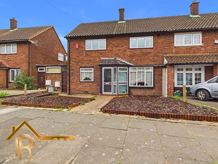 3 Bedroom Semi-Detached House For Sale In Moultrie Way, Upminster, RM14