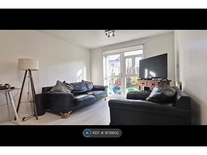 2 Bedroom Flat To Rent In Hughes Walk, Croydon, CR0
