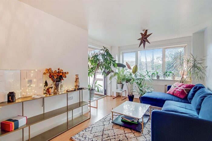 2 Bedroom Flat For Sale In Shacklewell Lane, Hackney, E8