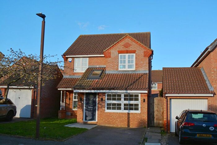 3 Bedroom Detached House To Rent In Wardle Place, Oldbrook, Milton Keynes, MK6