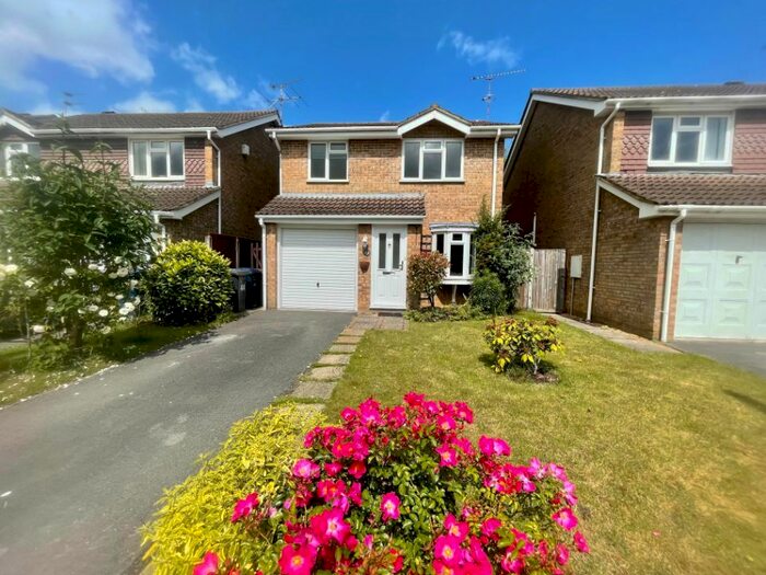 3 Bedroom Detached House To Rent In Southern Way, Farnham, GU9