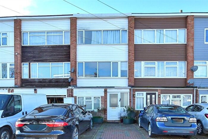 3 Bedroom Town House For Sale In All Saints Road, Sittingbourne, Kent, ME10