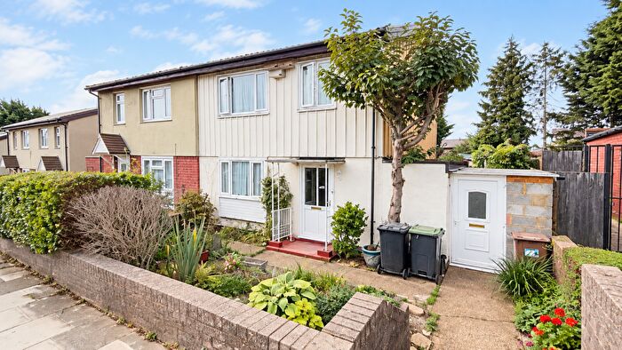 3 Bedroom Semi Detached House For Sale In Ashcroft Road, Luton, LU2