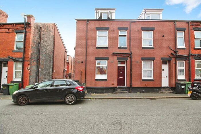2 Bedroom Terraced House For Sale In Recreation View, Leeds, LS11