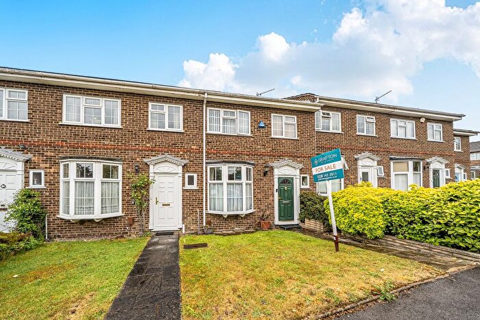 3 Bedroom Terraced House For Sale In Chiltern Gardens, Bromley, BR2