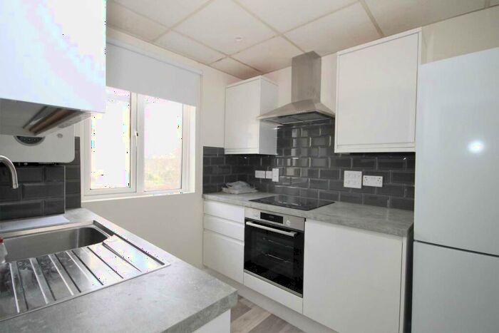 2 Bedroom Flat To Rent In Stonecot Hill, Sutton, SM3