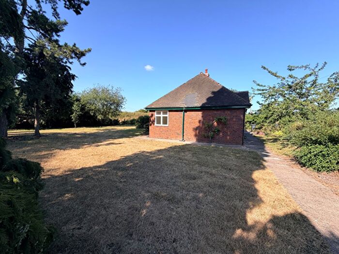 3 Bedroom Bungalow To Rent In London Road, Lichfield, WS14
