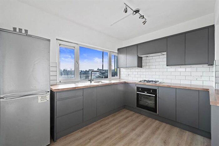 3 Bedroom Flat To Rent In Skinner Street, London, EC1R