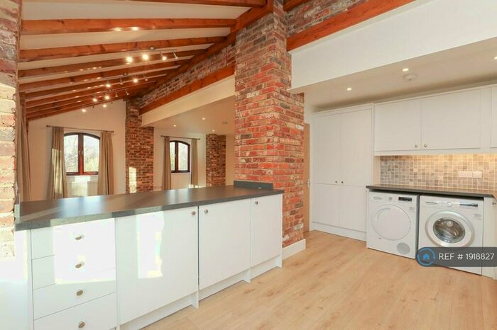 2 Bedroom Flat To Rent In Smithbrook Kilns, Cranleigh, GU6