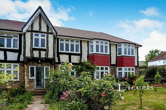 3 Bedroom Maisonette To Rent In The Knoll, BR3