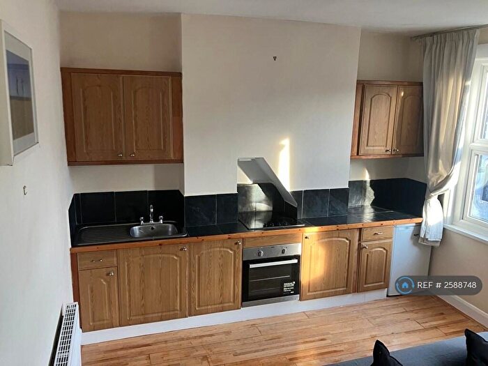 2 Bedroom Flat To Rent In Harbut Road, London, SW11