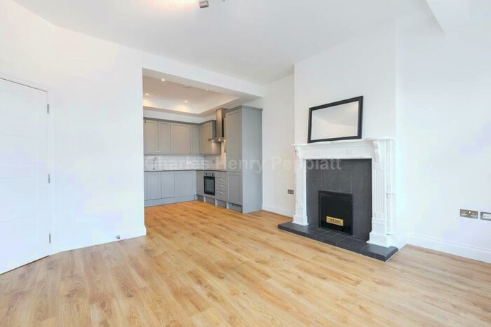 3 Bedroom Apartment To Rent In Green Lanes, Palmers Green, N13