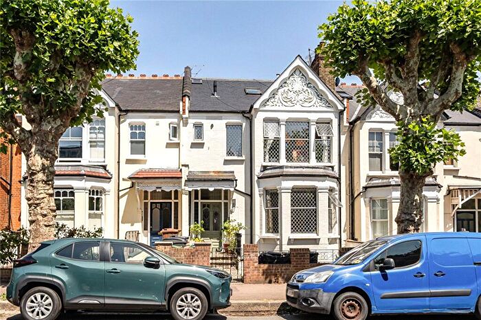2 Bedroom Apartment To Rent In Methuen Park, London, N10