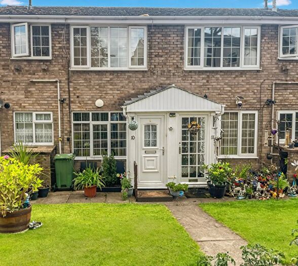 2 Bedroom Flat For Sale In The Uplands, Pontefract, WF8