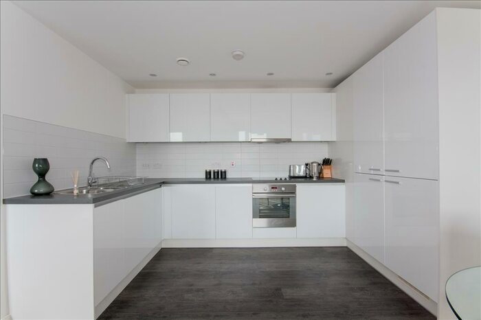 2 Bedroom Flat To Rent In Queensway, Redhill, RH1