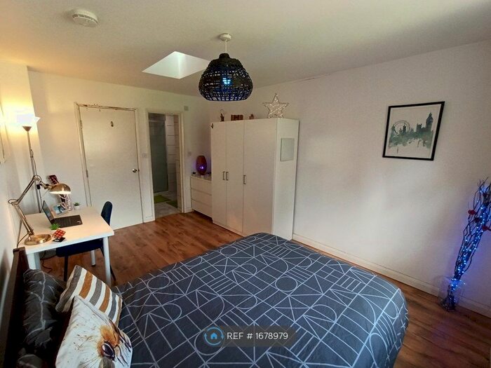 5 Bedroom Semi-Detached House To Rent In Histon Road, Cambridge, CB4