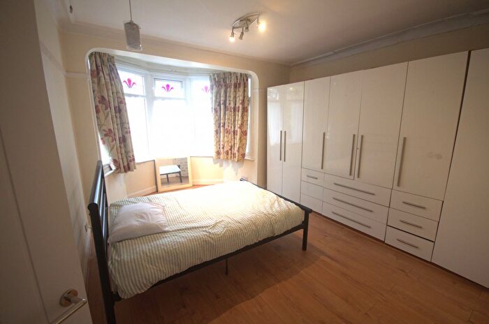 5 Bedroom Semi-Detached House To Rent In Somersby Gardens, Ilford, IG4