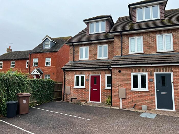 3 Bedroom End Of Terrace House To Rent In Lower Rainham Road, Gillingham, Kent, ME7